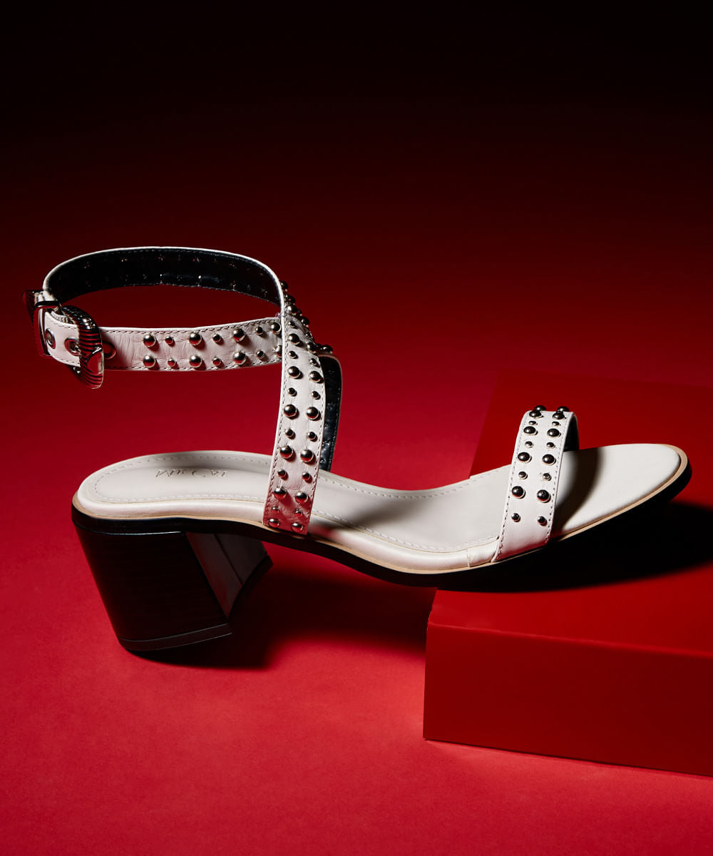 SANDÁLIA SALTO BAIXO COURO TACHAS - OFF WHITE