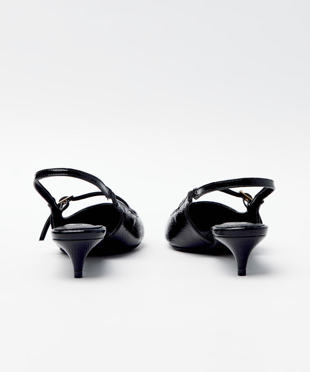 SCARPIN BICO FINO DETALHE FIVELA - PRETO